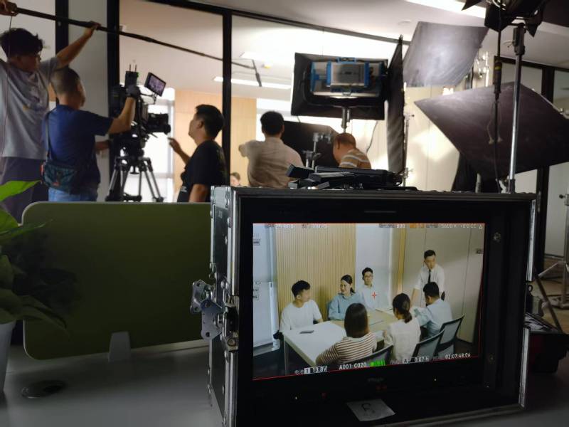 日土县TVC拍摄公司：科技产品视觉化大师，诠释未来感与功能美学